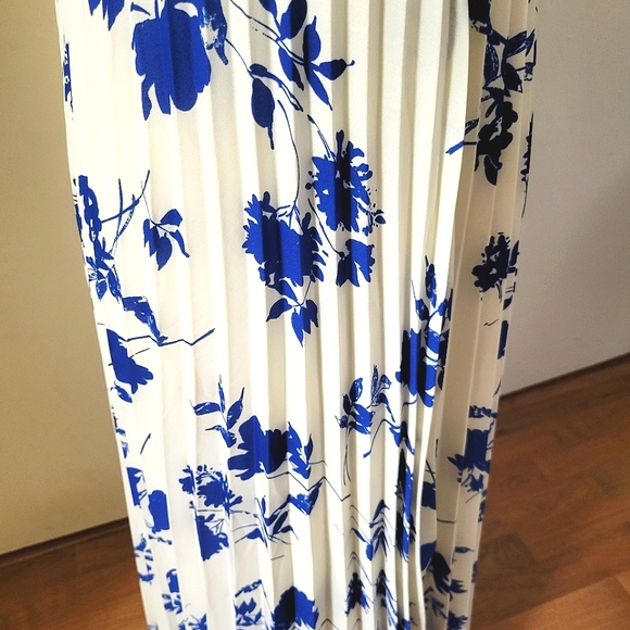 Lulu's Beautiful Lindsie Blue & White Floral Pleated Wrap Maxi Dress size small - Picture 12 of 16